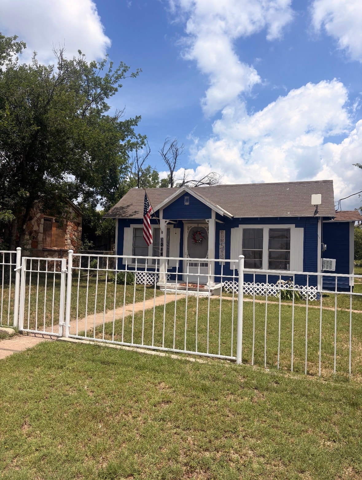Blue House - 1022 Culberson — photo 2