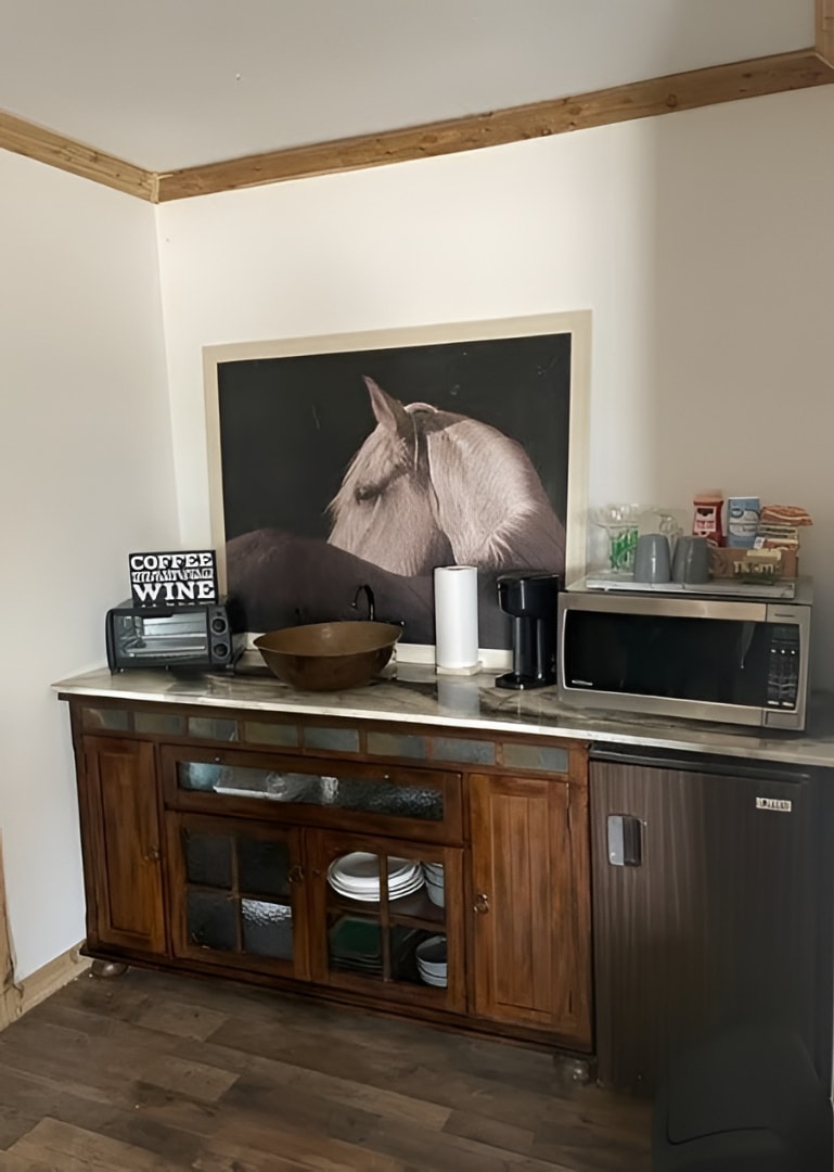 Furnished Apartment - 1010 Roosevelt — photo 3
